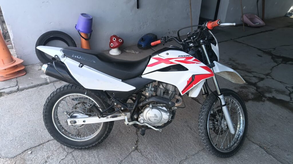 Aprehensión por orden de detención y secuestro de motocicleta