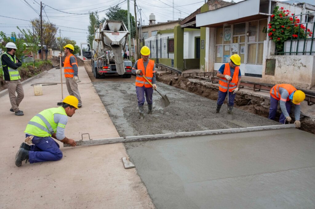 Avanzan los desagües y la pavimentación en un sector estratégico del oeste