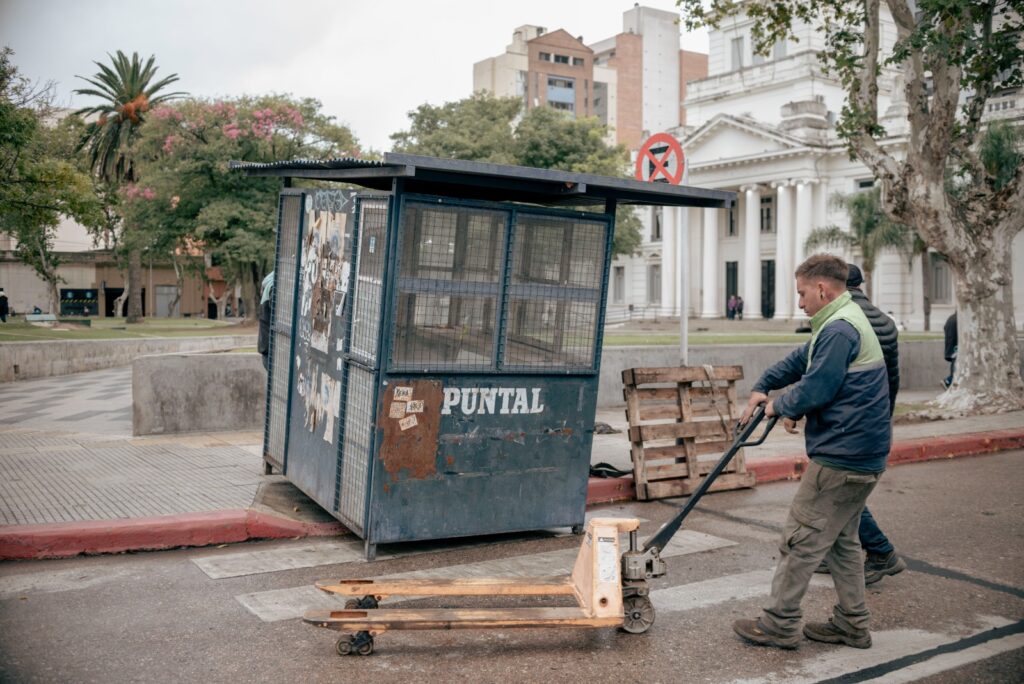 Ordenamiento del espacio público: retiran 5 puestos de diarios en desuso