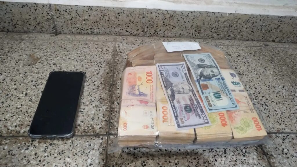 Detienen a persona que circulaba en auto adulterado Secuestran importante suma de dinero en efectivo.