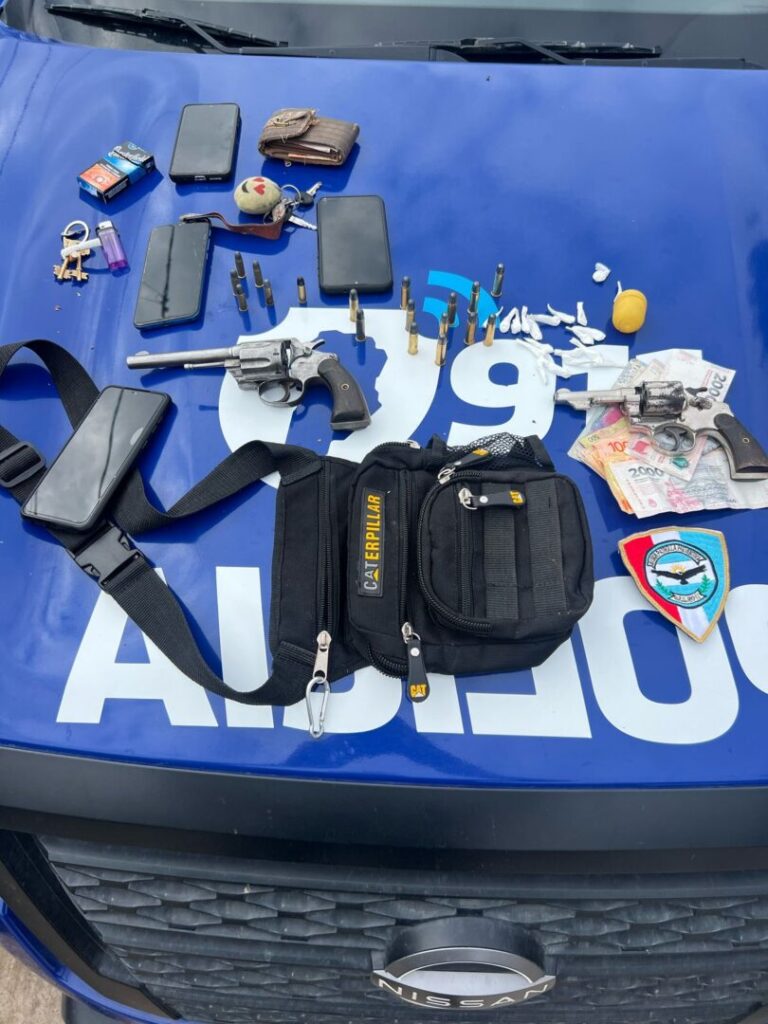 Detenidos en control policial: circulaban con armas y drogas.