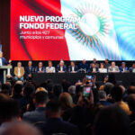 Acompañado por más de 400 intendentes y jefes comunales, Llaryora firmó el Fondo Federal Cordobés