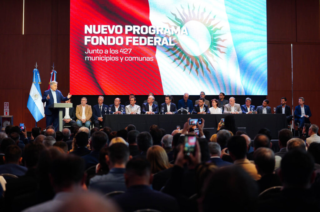 Acompañado por más de 400 intendentes y jefes comunales, Llaryora firmó el Fondo Federal Cordobés