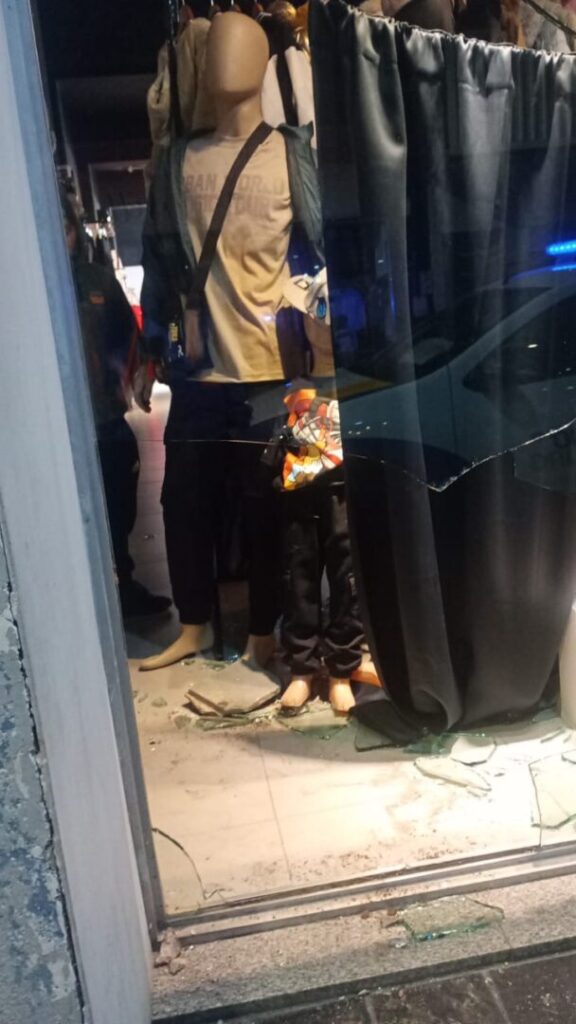 Menor de 15 años detenido por romper vidriera Se recuperaron elementos robados.