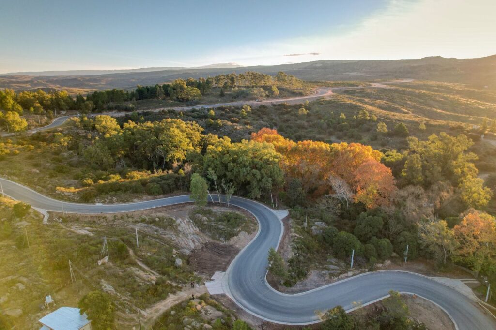 Con dos frentes de obra simultáneos, la Provincia avanza con la pavimentación de la ruta 28