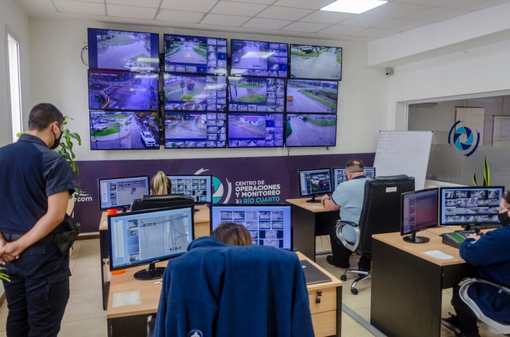 Detención por conducción peligrosa. Seguimiento del vehículo con asistencia de la Central de Monitoreo