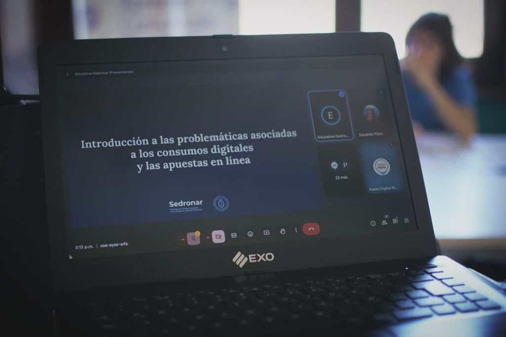 Punto Digital: dictan un taller sobre consumos digitales problemáticos