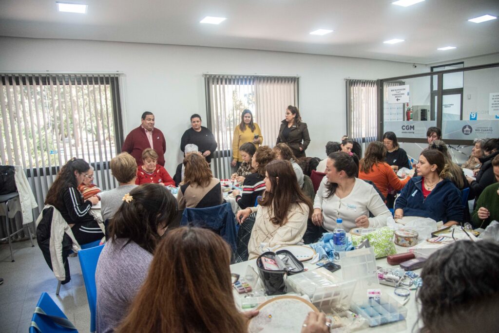 La EMCO dictó un taller de bordado en pedrería
