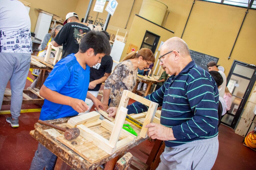Encuentro intergeneracional en la Escuela de Carpintería