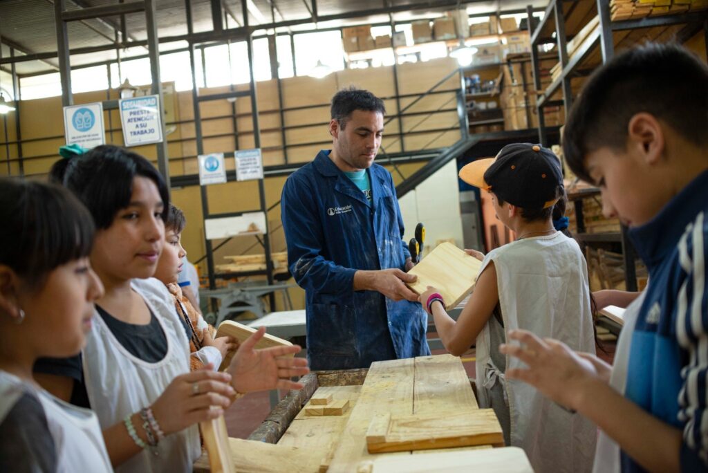 Programa NEXOS: jóvenes de 18 a 35 años que reciben ayuda social del Municipio deberán capacitarse en oficios o finalizar sus estudios