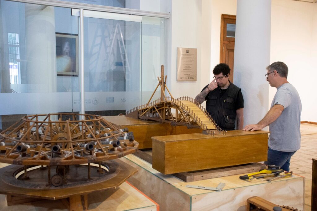 Inauguran una muestra sobre Leonardo Da Vinci en la Sala Arregui Cano