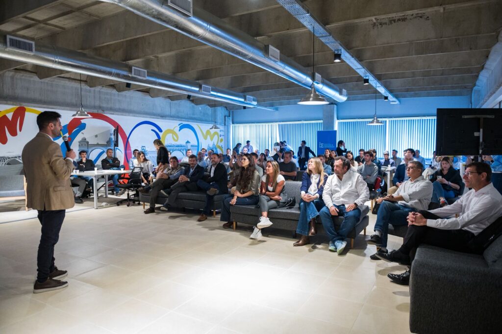 Innovación abierta y financiamiento: se lanzan dos programas clave para empresas y startups