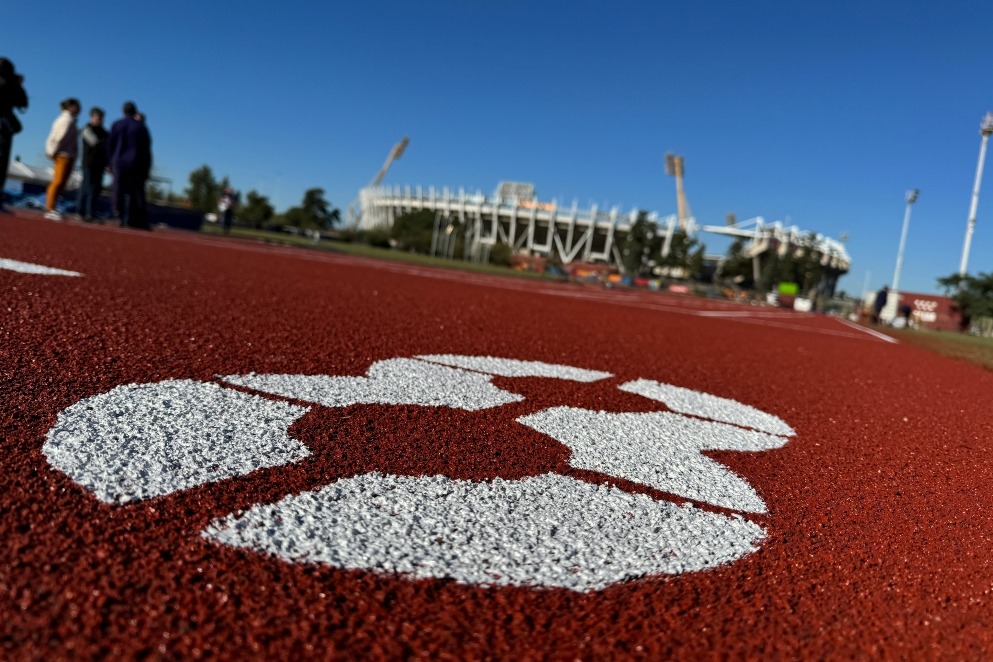 Polo Deportivo Kempes: La pista de atletismo recibe trabajos de mantenimiento de alta calidad