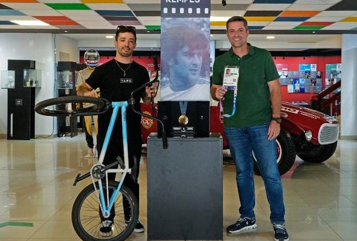Aniversario del Kempes: El Museo suma la medalla olímpica y la bici del “Maligno” Torres