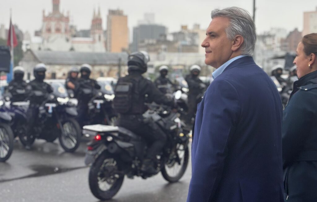Fuerte respaldo de Llaryora a la Fuerza Policial: “Tienen un gobierno que los respeta y que sabe que se juegan la vida”