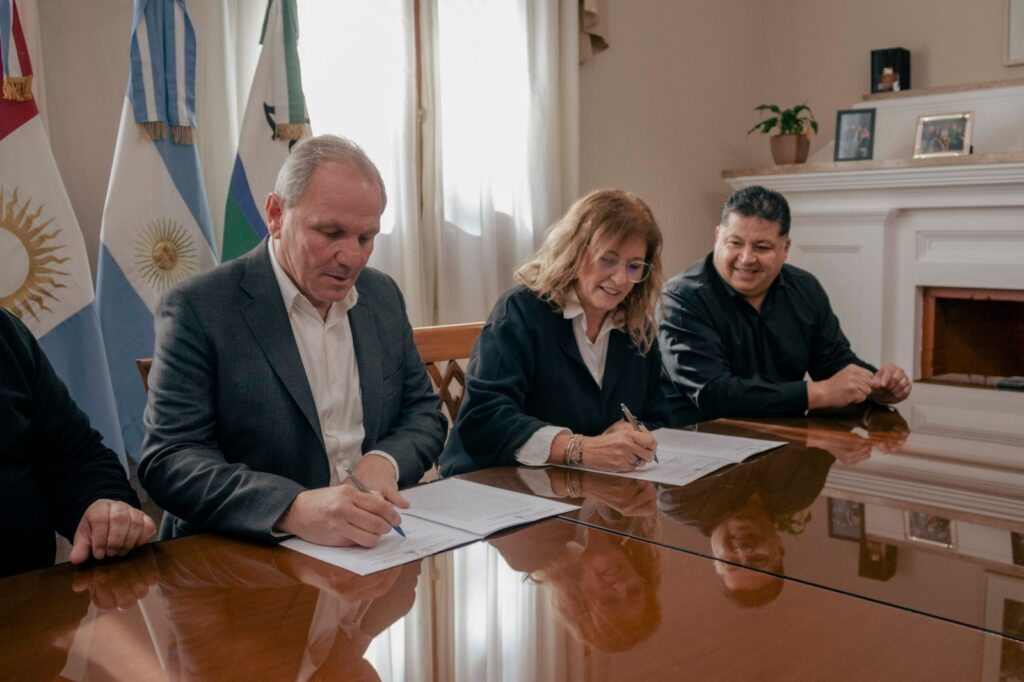 El Municipio firmó un convenio con el Colegio Medico para capacitar a Cuidadores Domiciliarios mediante el EMCO