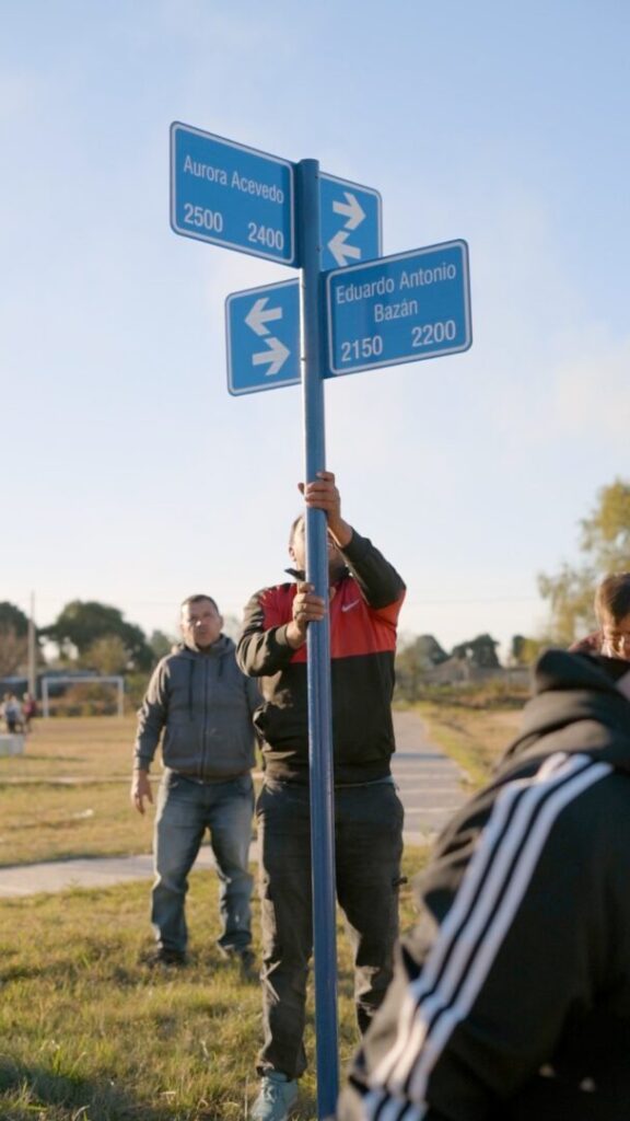 Instalaron nomencladores en Las Quintas y reconocieron a los vecinos históricos del barrio con sus nombres en las calles