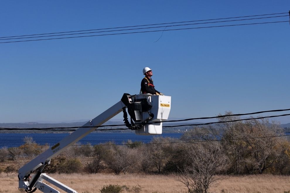 Córdoba fortalece la seguridad de trabajadores de cooperativas eléctricas con más equipamiento y capacitación