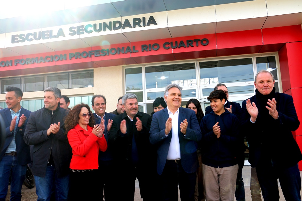 Río Cuarto: Llaryora inauguró la escuela con orientación en tecnología aplicada al agro