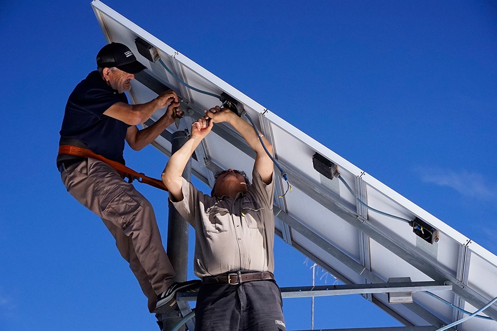 Más de 90 escuelas rurales cuentan con equipos de energías renovables