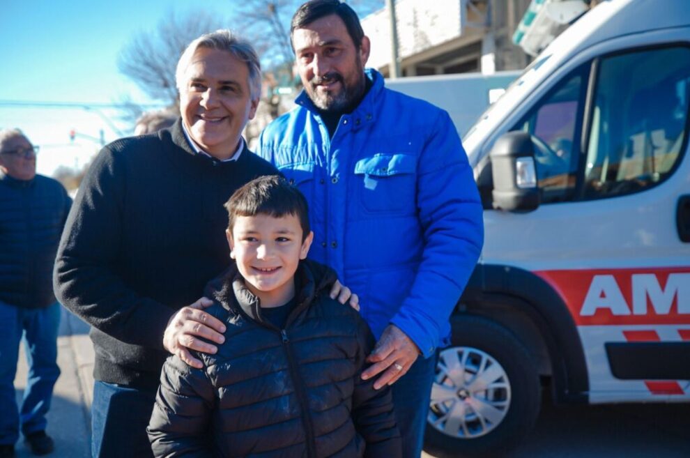Huinca Renancó: Llaryora entregó dos ambulancias y recorrió la obra del Hospital René Favaloro