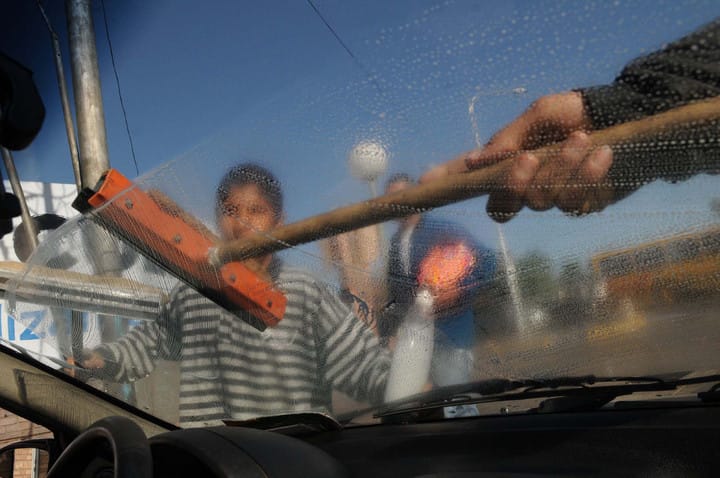 Ciudad ordenada: proponen erradicar el cobro compulsivo en el espacio público y limitar a trapitos, limpiavidrios y cuidacoches