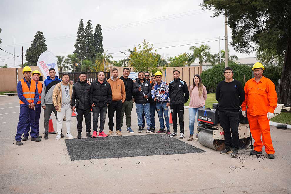 Infraestructura Sostenible: Capacitan a la Fundación del padre Oberlin en bacheo con bioasfalto