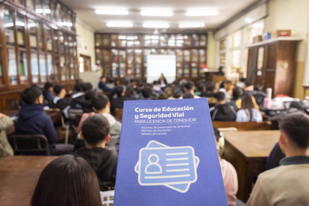 Más de 40 estudiantes tramitan su primera licencia de conducir en el Escuela Comercial