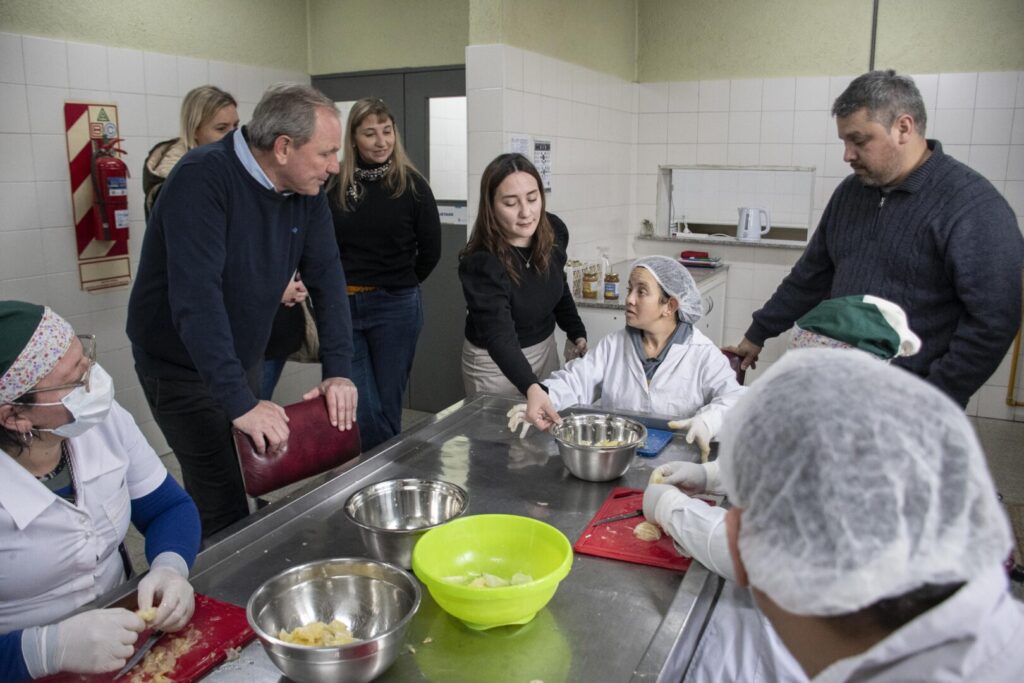 De Rivas visitó a los operarios del Taller Protegido Tobar García y destacó sus producciones