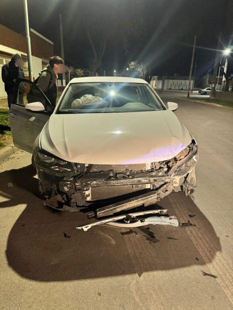 Evadió un control de tránsito y terminó impactando contra un paredón. El vehículo fue secuestrado