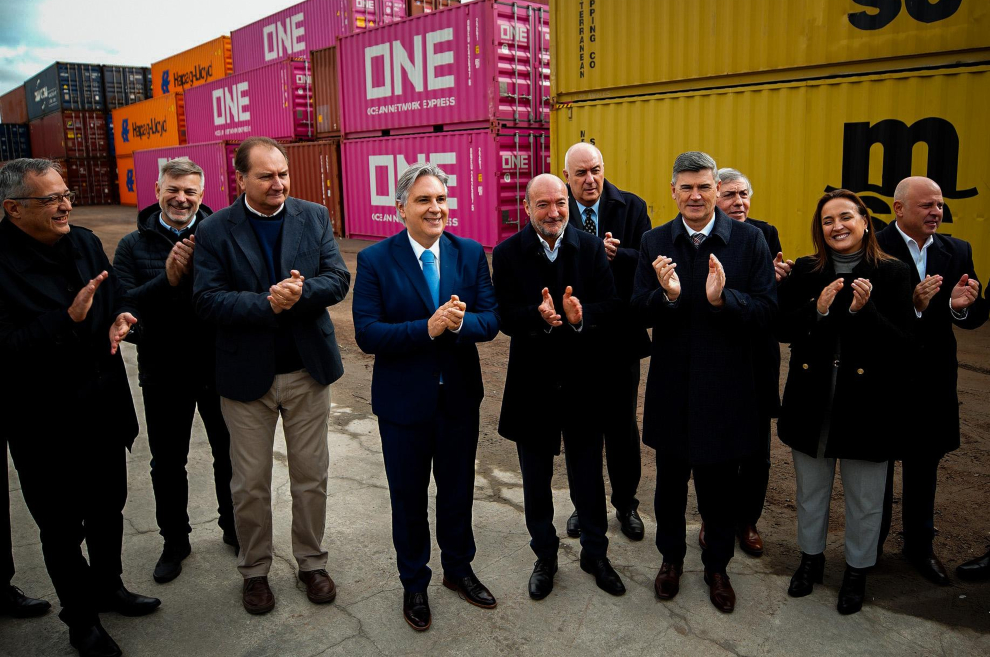 Llaryora anunció la rebaja a cero de ingresos brutos para empresas logísticas que den a Córdoba beneficios al transporte aéreo o marítimo