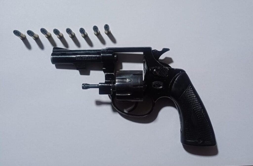 Tres detenidos por tenencia de arma de fuego y disparos.