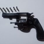 Tres detenidos por tenencia de arma de fuego y disparos.