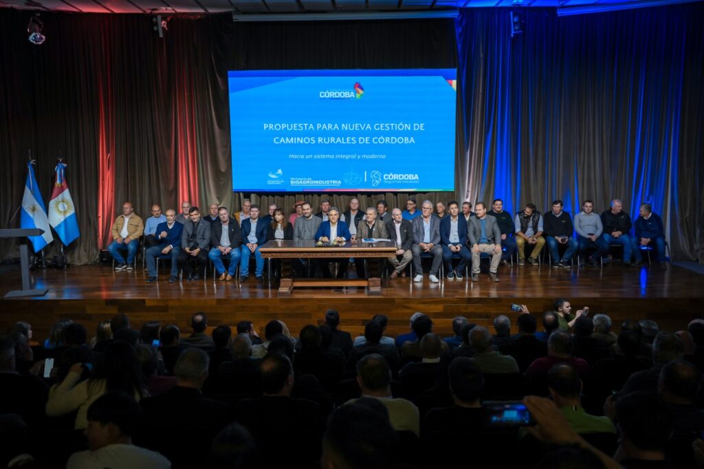 Llaryora firmó un proyecto de ley para modernizar la gestión de los caminos rurales y anunció un aporte extra de 12.500 millones
