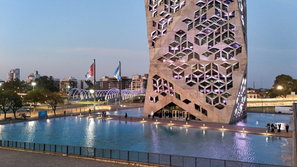 Llaryora aumenta un 84% el haber mínimo jubilatorio y otorga un bono bimestral de $100 mil para jubilados que cobran hasta $1.300.000