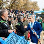 En Colonia Caroya, Llaryora encabezó el desfile cívico-militar en conmemoración del 9 de Julio