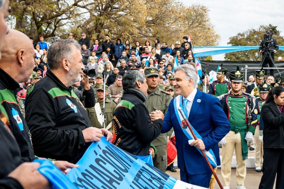 En Colonia Caroya, Llaryora encabezó el desfile cívico-militar en conmemoración del 9 de Julio