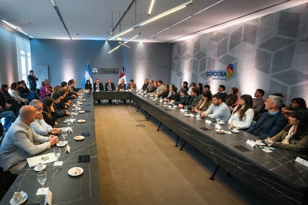 Llaryora entregó $200 millones a 28 municipios para fortalecer la educación local