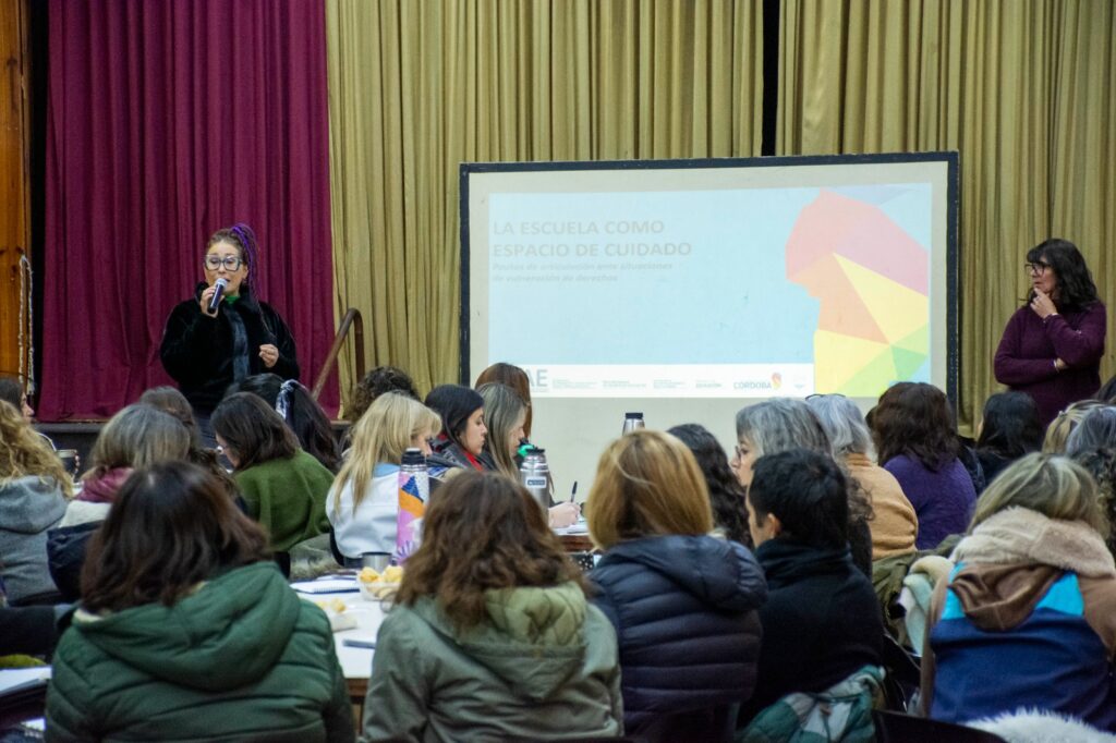 La escuela como espacio de cuidado: Se capacitó en tres jornadas a más de 400 docentes sobre derechos en niños, niñas y adolescentes