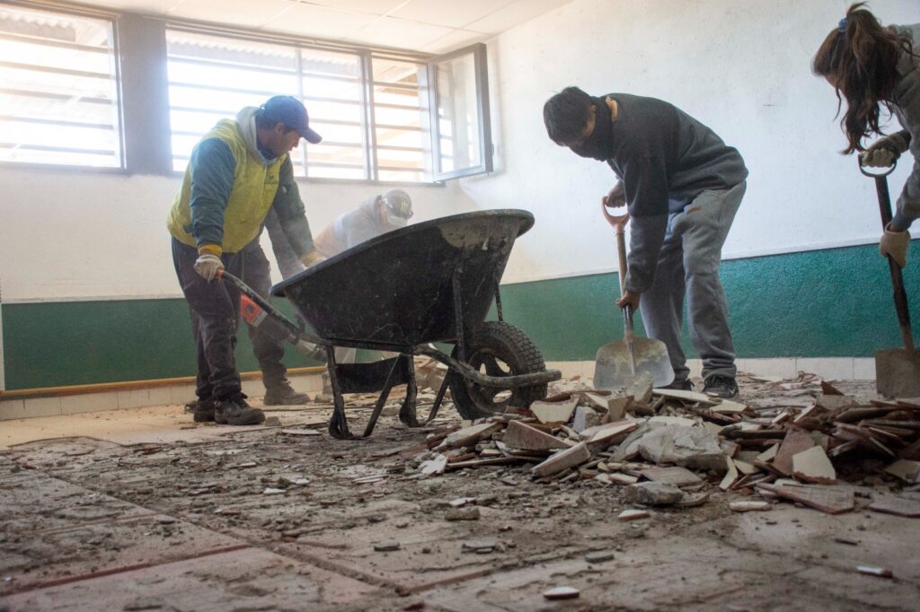 Durante el receso invernal, avanzan las mejoras en escuelas de la ciudad