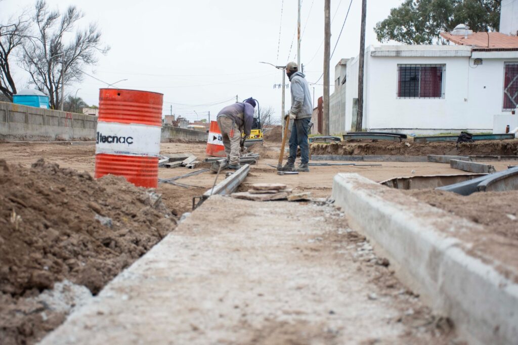 Avanza la obra de cordón cuneta en Barrio Las Ferias: 25 nuevas cuadras en ejecución
