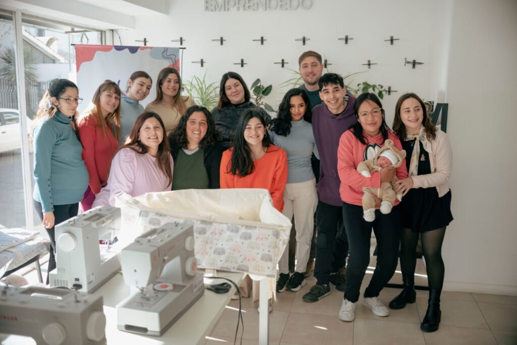 Nuevas mamás confeccionan catres para sus bebés gracias al programa Latidos