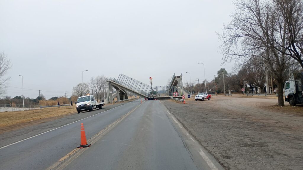 Ruta Nacional N°7 – Km 585 – Accidente vial con daños estructurales y personas lesionadas