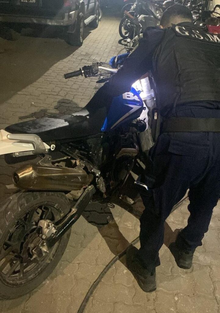 Cayó tras persecución: intentó arrojar objetos a la cárcel y huía en una moto robada