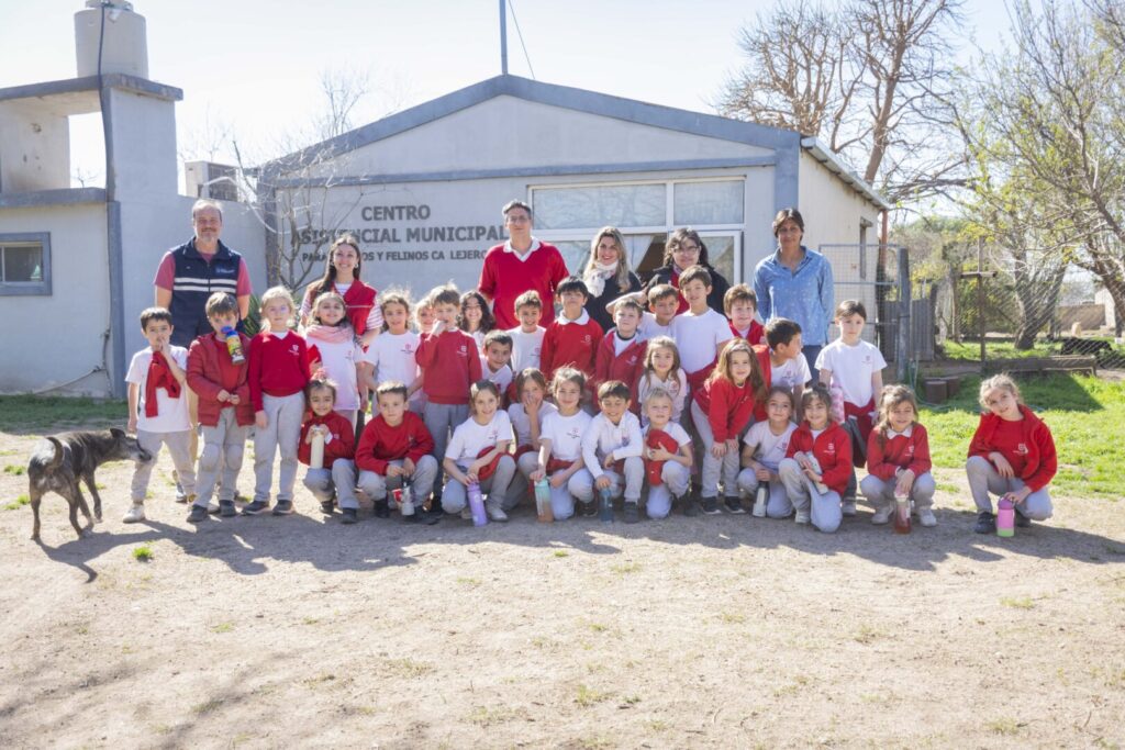 Alumnos del Colegio Dante Alighieri visitaron el Centro de Reinserción Animal