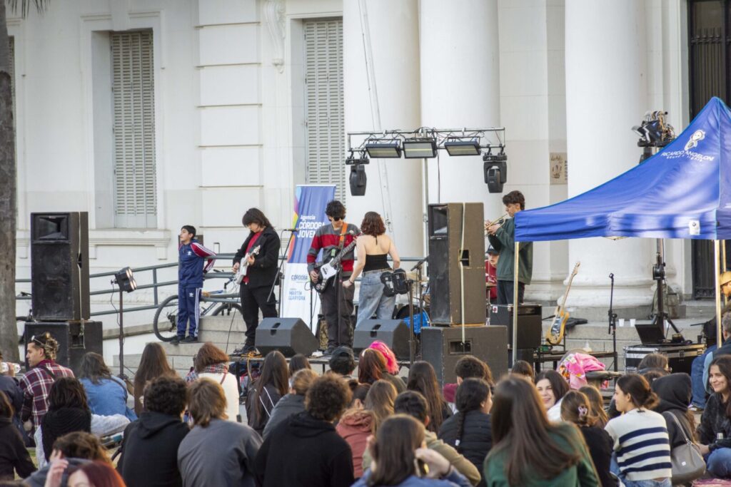 El centro se llenó de arte, color y música con el Festival Buscando la Juventud