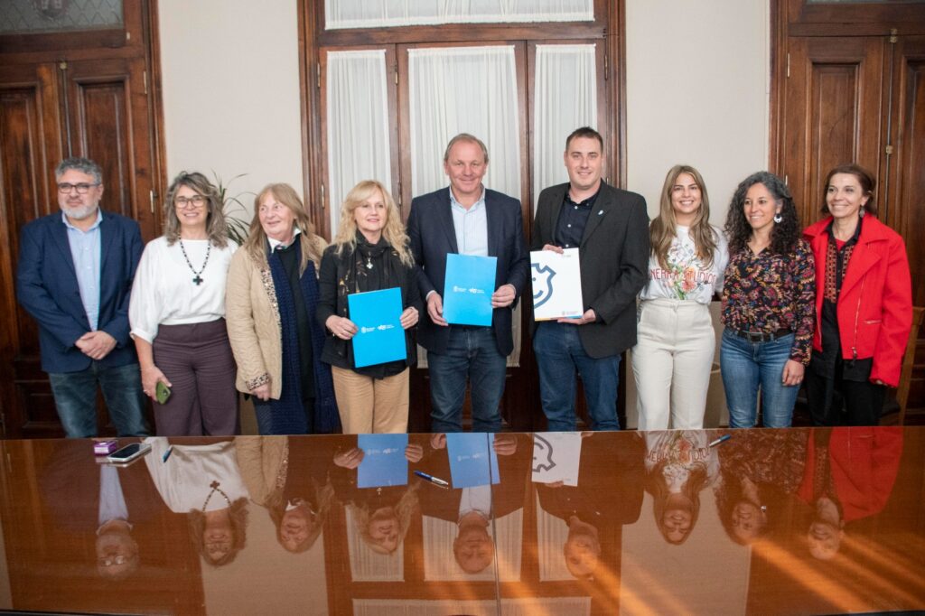 Firman un convenio con la UNRC para la formación gratuita en una diplomatura sobre salud mental