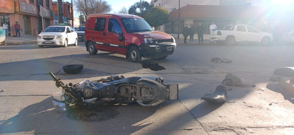 Perdió la vida un motociclista de 29 años tras chocar contra un utilitario