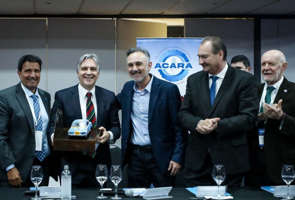 Llaryora se reunió con directivos de ACARA y destacó el rol estratégico de la industria automotriz