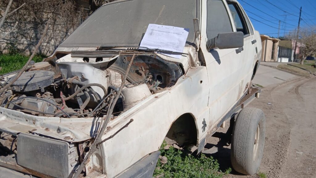 Ciudad ordenada: intensifican el retiro de autos abandonados en la vía pública